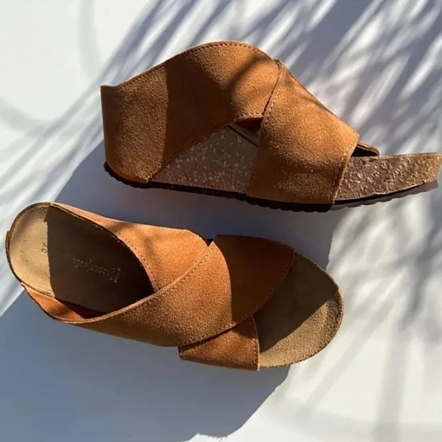 Copenhagen Shoes Sandaler Med Kilehæle^FRANCES 23 Suede - COGNAC (MARRONE 394) Frances23 suede slippers cognac marrone 394