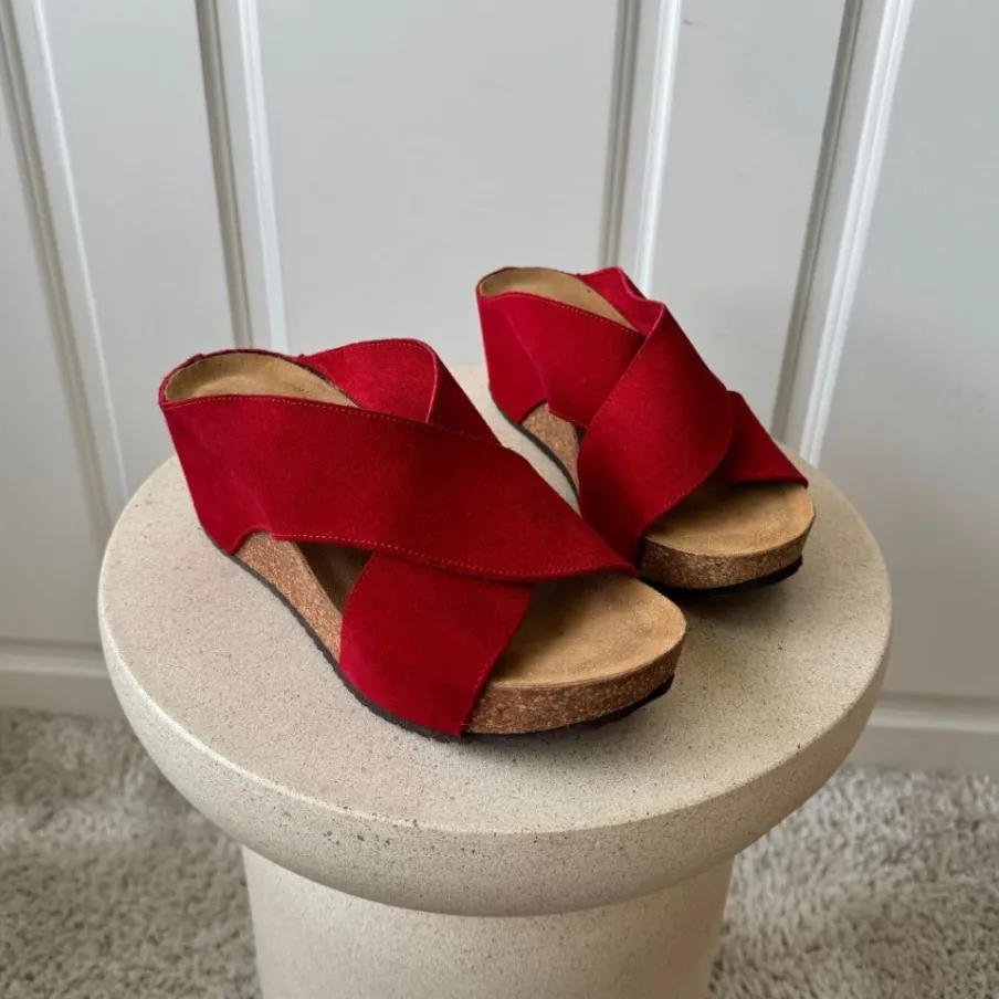 Copenhagen Shoes Sandaler Med Kilehæle^FRANCES 23 Suede - RED Frances23 suede sandaler med kilehael red