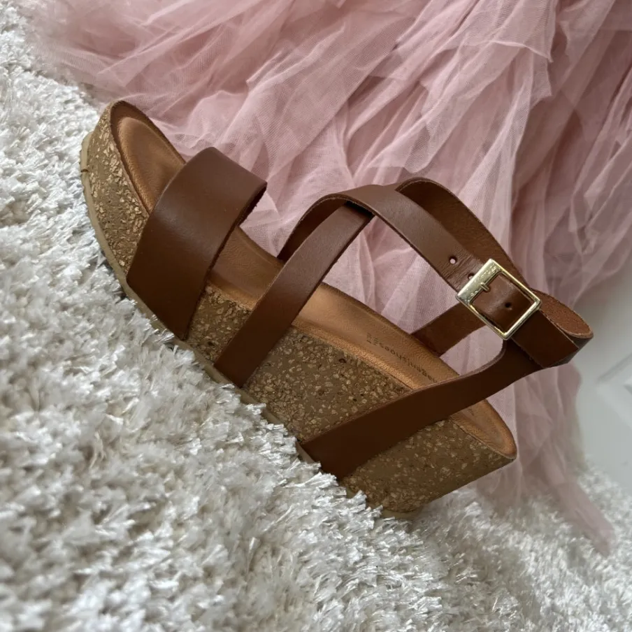 Copenhagen Shoes Sandaler Med Kilehæle^LAURA 22 - COGNAC Laura22 sandal cognac