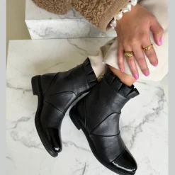 Copenhagen Shoes Ankelstøvler^MARGARET - BLACK W/PATENT TOE Margaretboot black w patent toe