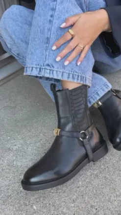 Copenhagen Shoes Chelsea Boots|Ankelstøvler^MOMENTS OF LIFE 2 (GOLD TRIM) - BLACK Momentsof life 2 gold trim stoevler black