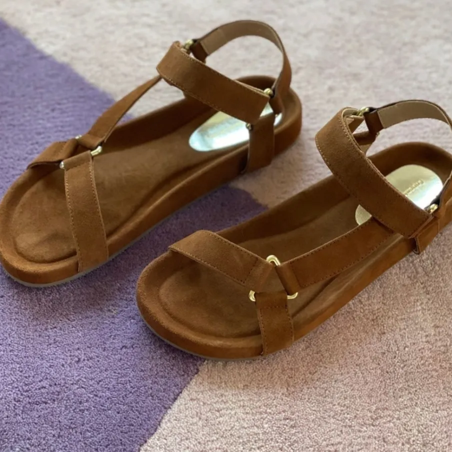 Copenhagen Shoes Flade Sandaler^PEACE Suede - Cognac Peacesuede sandal cognac