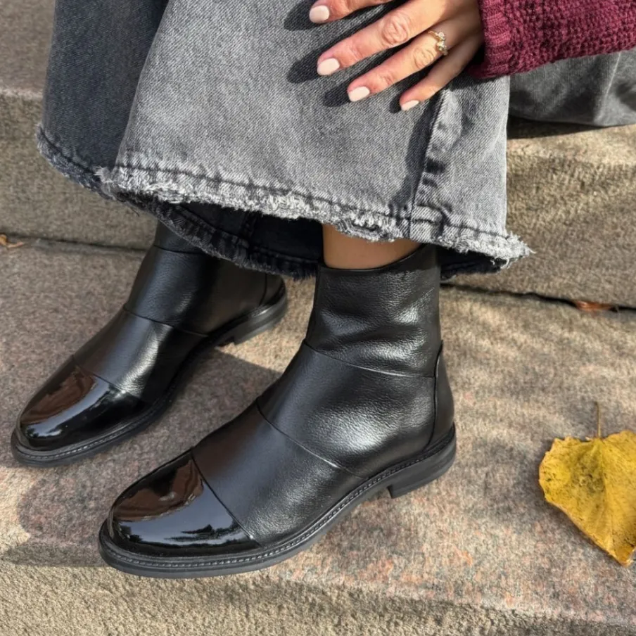 Copenhagen Shoes Ankelstøvler^STEPHANIE - BLACK W/PATENT TOE Stephaniestoevler black w patent toe