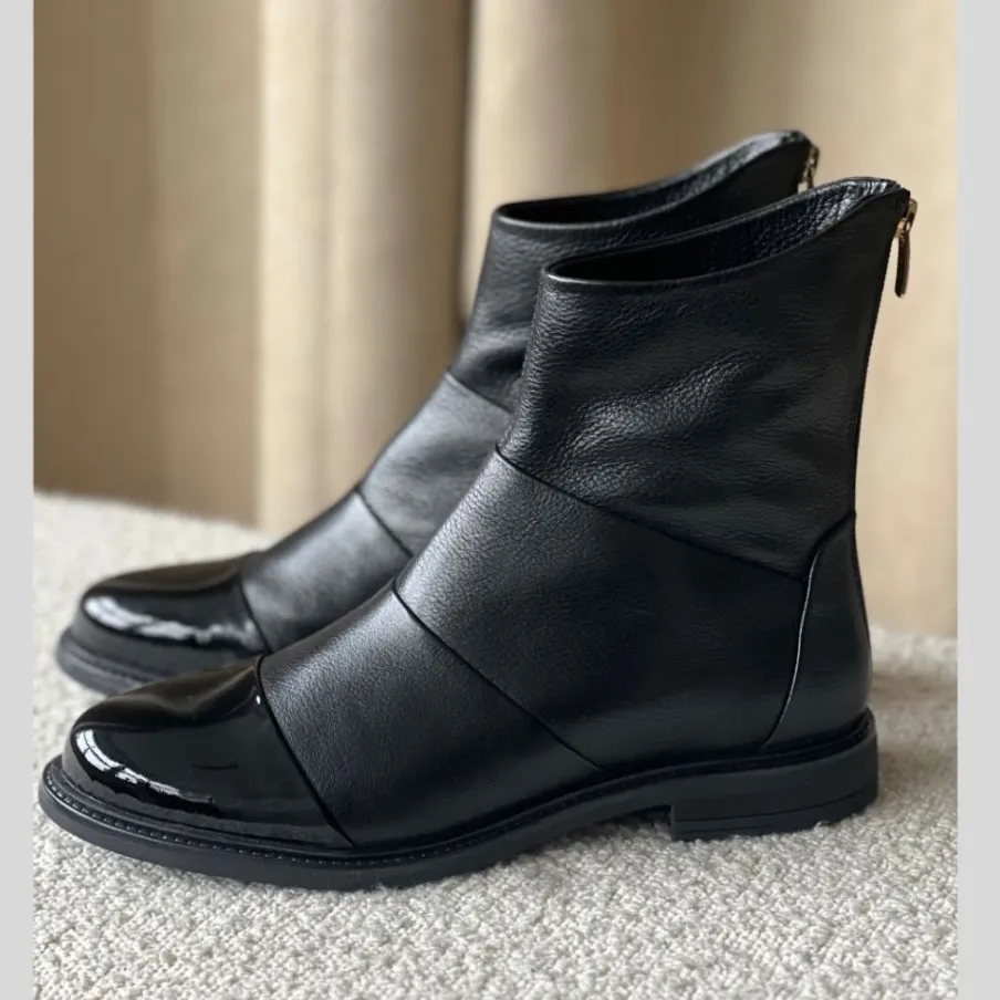 Copenhagen Shoes Ankelstøvler^STEPHANIE - BLACK W/PATENT TOE Stephaniestoevler black w patent toe