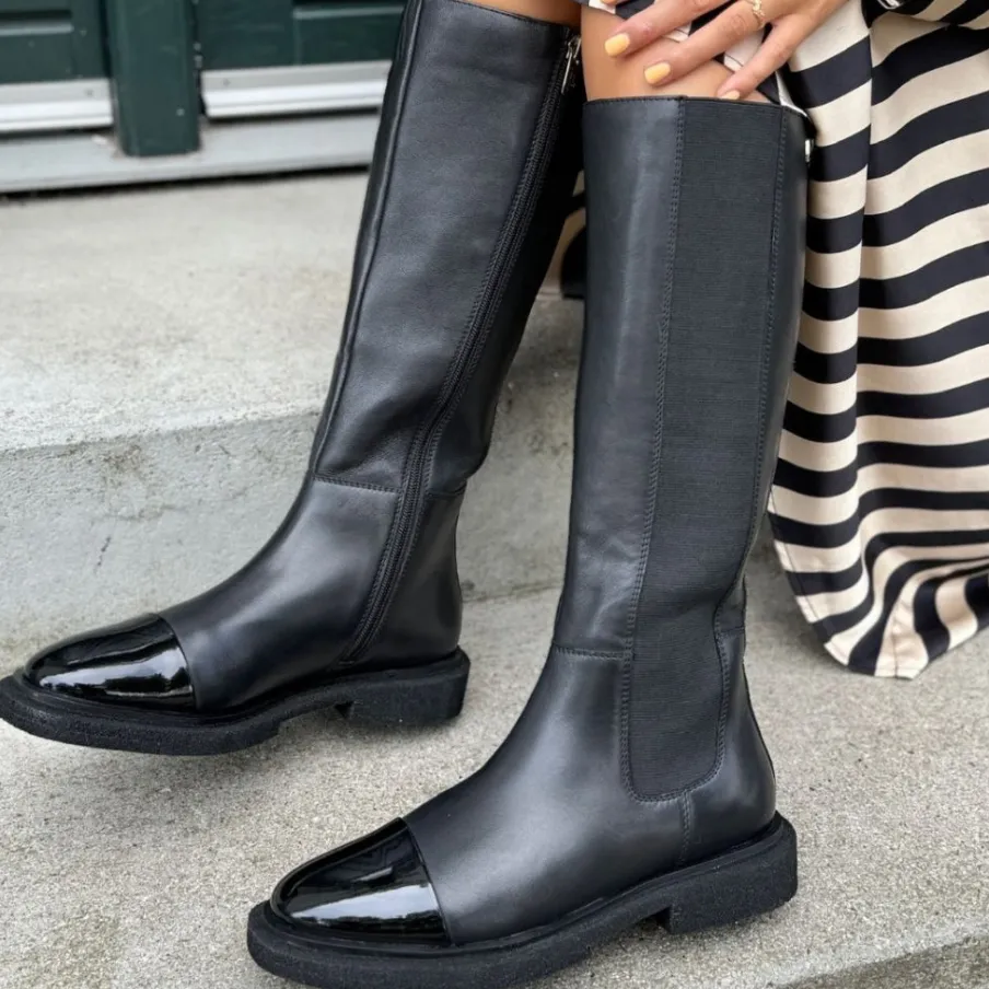 Copenhagen Shoes Lange Støvler^THE ART BOOT PATENT/TOE - Black