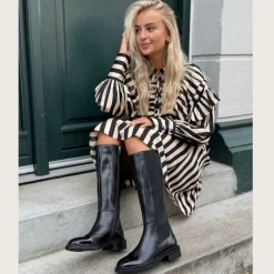 Copenhagen Shoes Lange Støvler^THE LOVE BOOT PATENT / TOE - Black