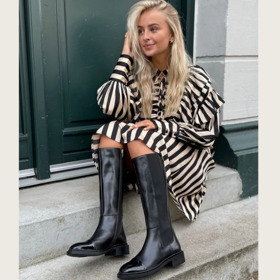 Copenhagen Shoes Lange Støvler^THE LOVE BOOT PATENT / TOE - Black