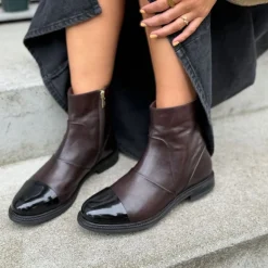 Copenhagen Shoes Ankelstøvler^THE MAGIC BOOT - DARK BROWN W PATENT TOE Themagic boot stoevler dark brown w patent toe