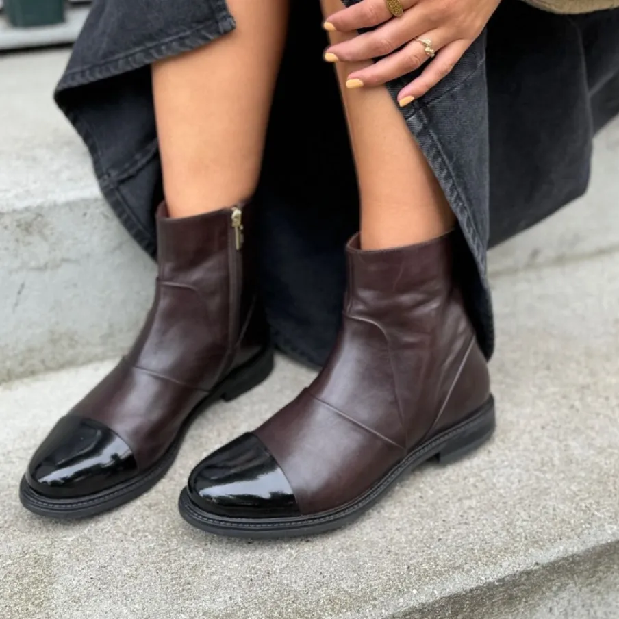 Copenhagen Shoes Ankelstøvler^THE MAGIC BOOT - DARK BROWN W PATENT TOE Themagic boot stoevler dark brown w patent toe