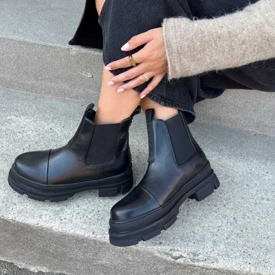 Copenhagen Shoes Chelsea Boots|Ankelstøvler^YOU AND ME LOW 22 - Black (with Black Sole) Youand me low 22 boot black with black sole