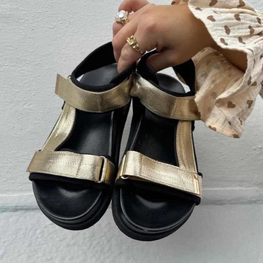 Copenhagen Shoes Flade Sandaler^YOU MOVE ME - Gold